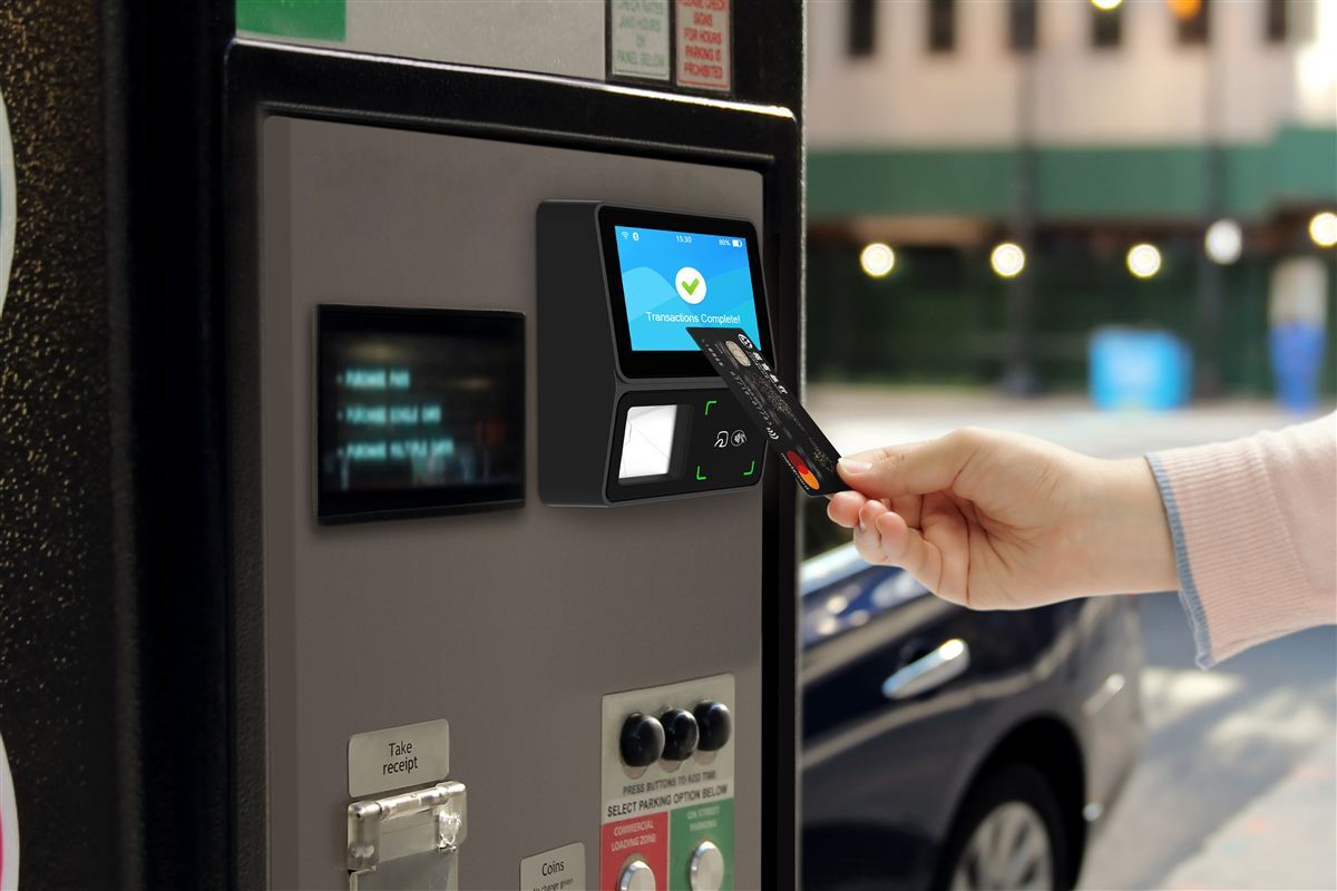 屋外の駐車場精算機での利用
